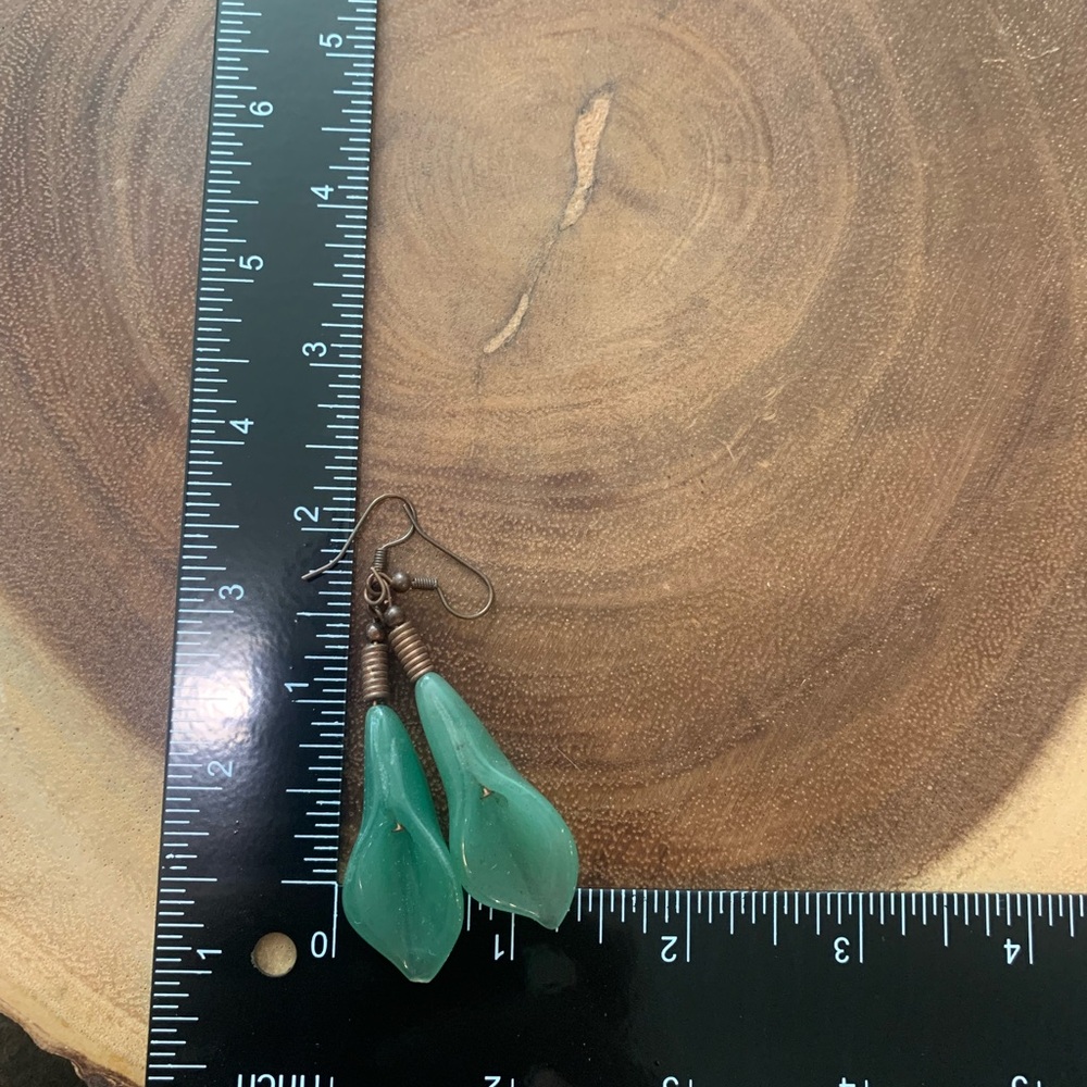 Hand carved genuine jade Lilly flower earrings - Picture 2 of 3